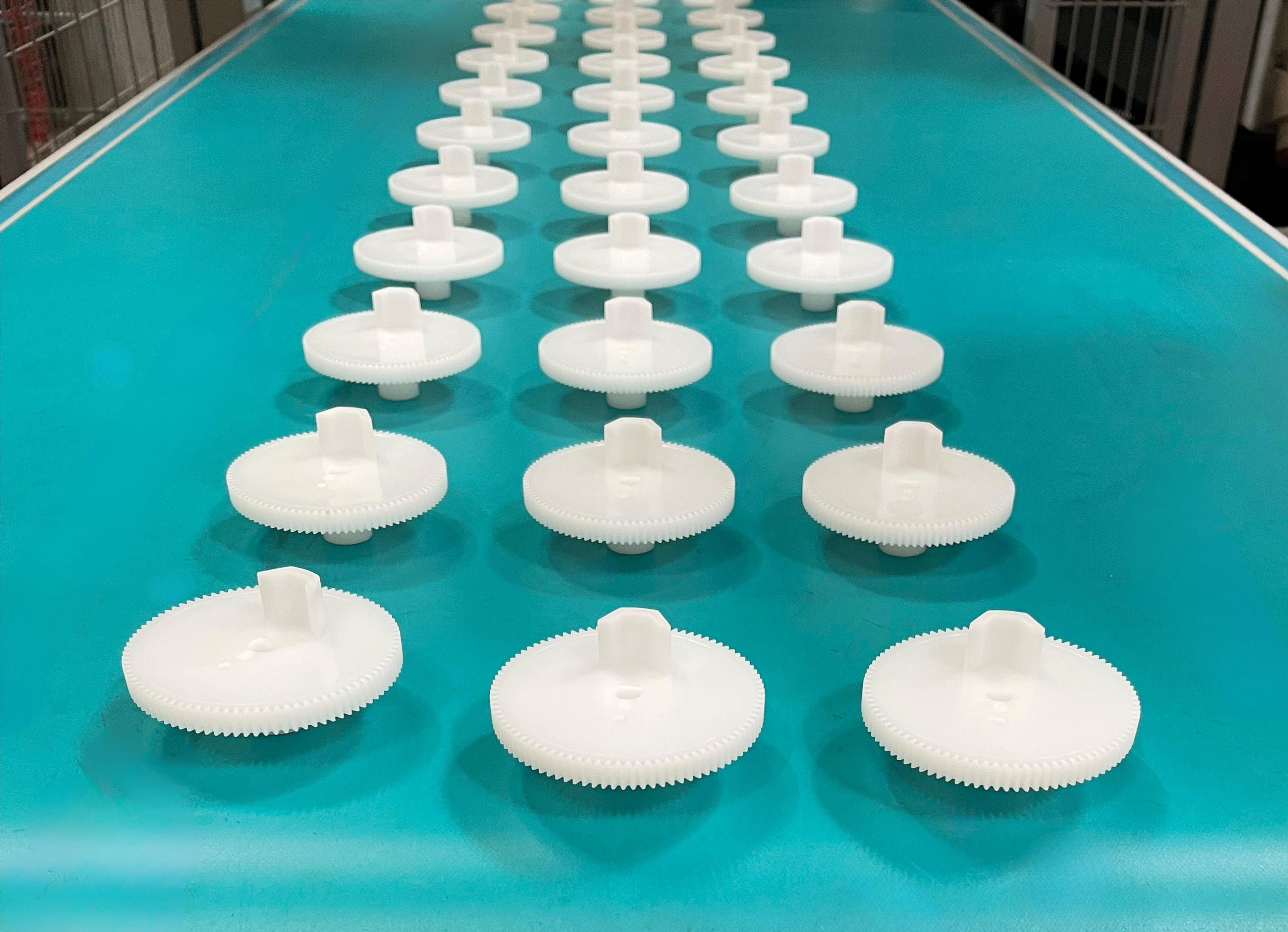 Injection moulded POM gears on a conveyor at Idé-Pro