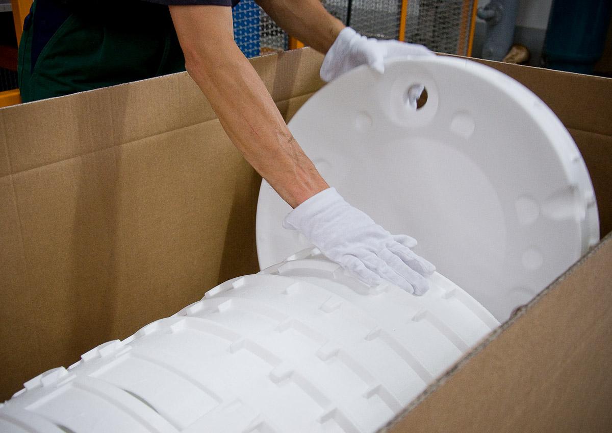 Moulded EPS packaging being packed at Idé-Pro