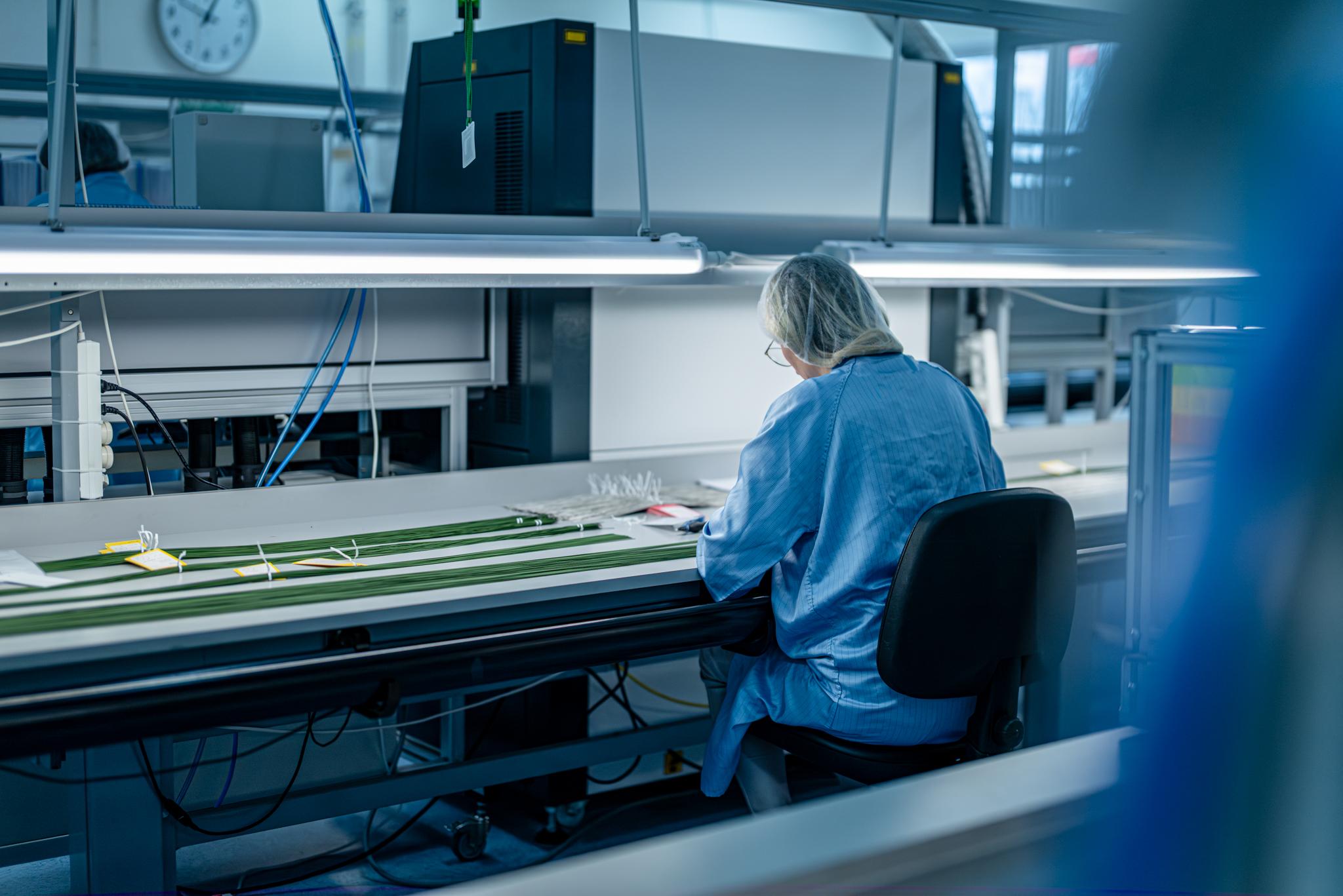 Controlled cleanroom manufacturing environment